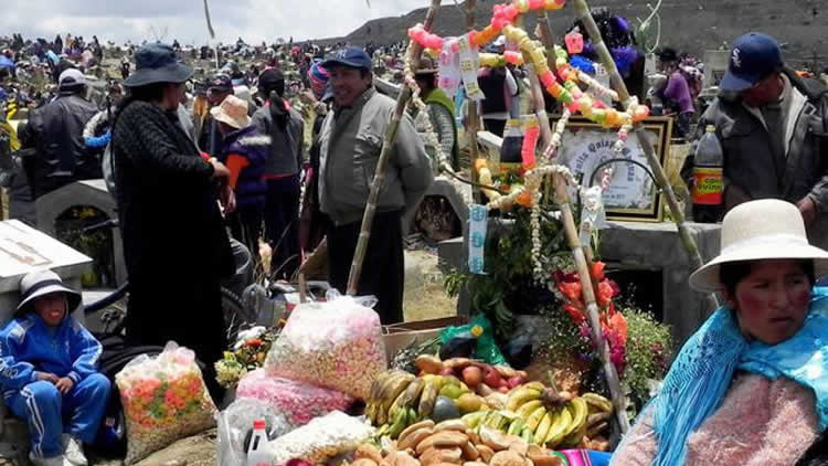 Festividad de Todo Santos en uno de los cementerios de la ciudad de El Alto.