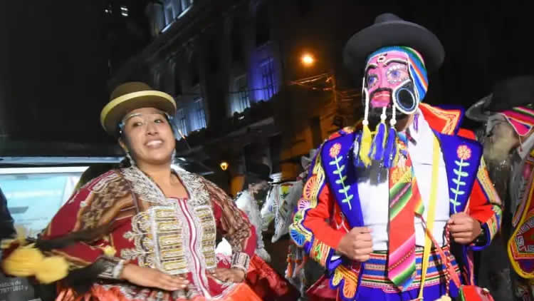 Una pareja de Ch´utas baila en el atrio del Palacio Consistorial en el acto de lanzamiento del Carnaval el lunes en la noche.