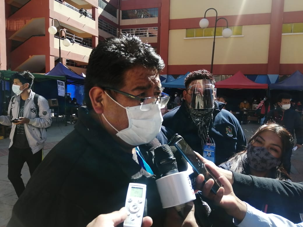 Dr. David Fernández, entrevistado por la prensa alteña