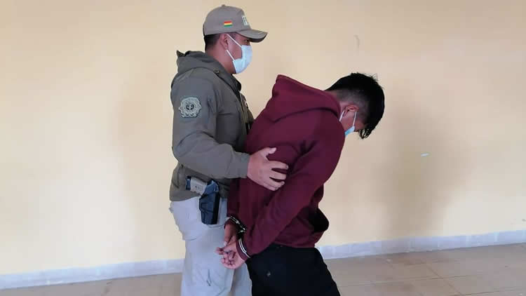 Felcc de El Alto captura a un joven que captaba menores con perfil falso en Facebook.