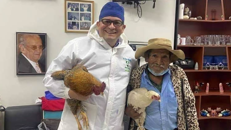 Persona de la tercera edad agradeció la promesa del doctor Álvaro Ramallo de operarlo gratis de la próstata, con dos Gallinas.
