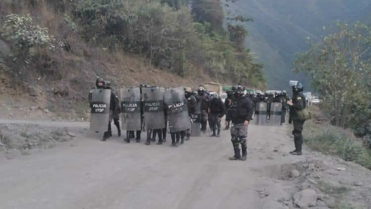 Operativo policial de desbloqueo en los Yungas de La Paz.