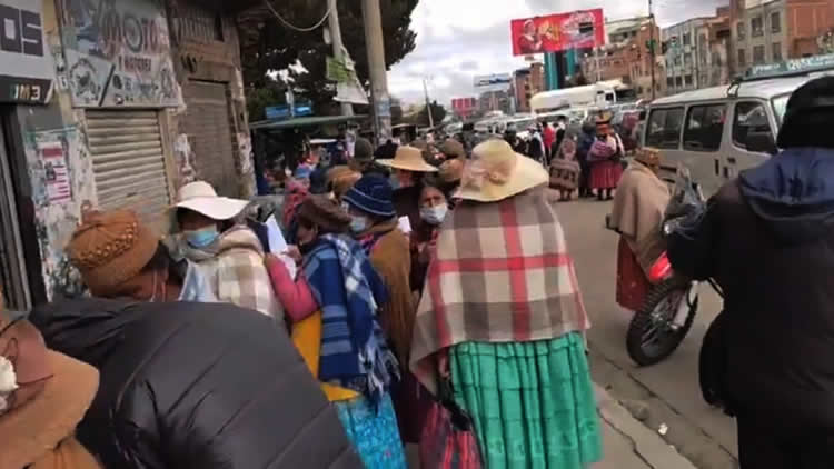 Retraso del pago del bono estudiantil genera bloqueos en las vías principales de El Alto.