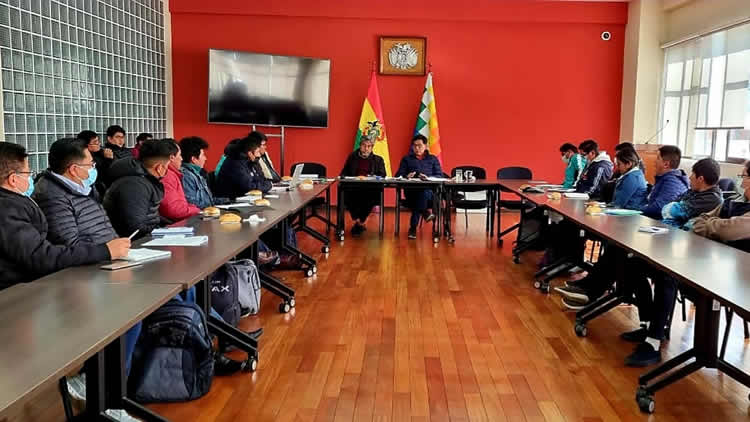 Reunión entre el Ministerio de Educación y la Confederación de Estudiantes de Formación de Maestros de Bolivia.