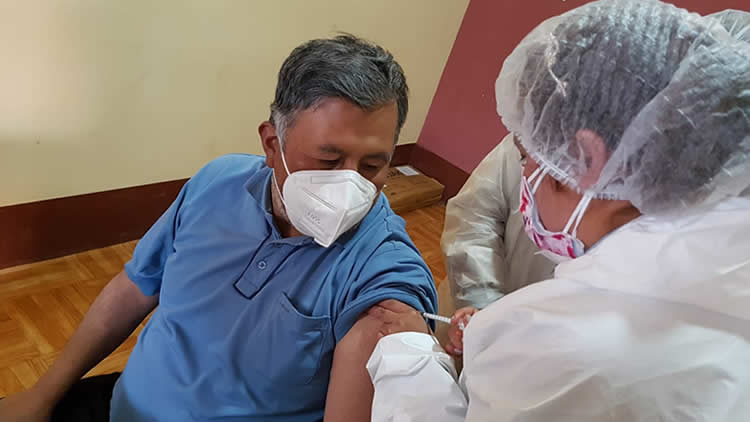 Campaña de vacunación contra el Covid-19 en la UNITEPC El Alto