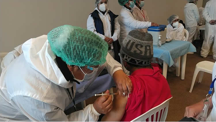 Vacunación contra el COVID-19 en la ciudad de El Alto.