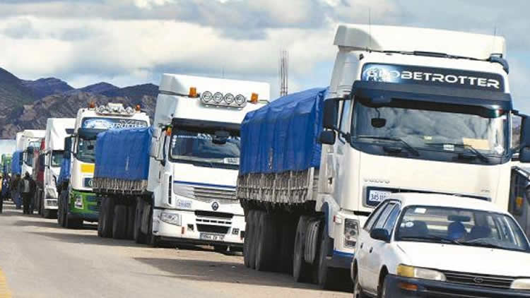 Transporte pesado boliviano de carga internacional levantó el bloqueo de caminos.