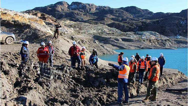 Buscan a tres trabajadores bolivianos atrapados en mina de Chile.