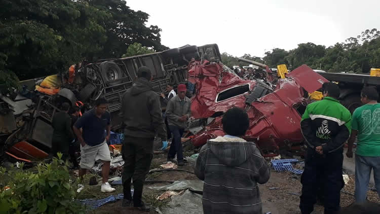 Seis muertos y más de 30 heridos es el saldo inicial de la colisión entre un bus y un tráiler