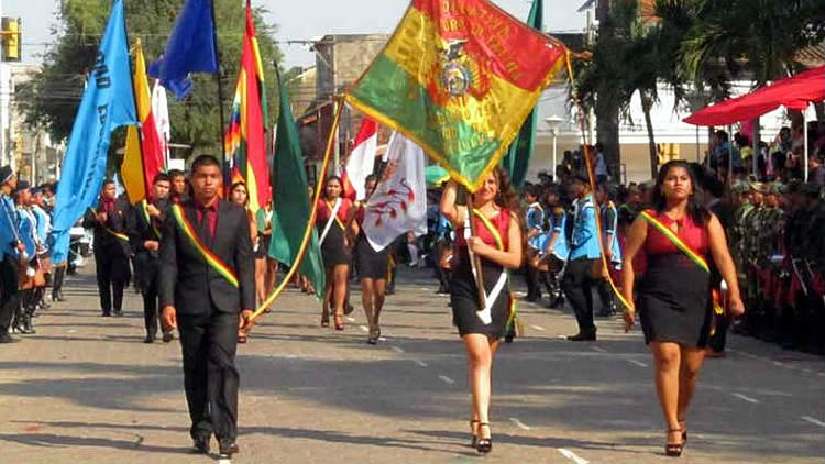 Desfile cívico patriótico de estudiantes de las promociones en Trinidad en homenaje al 175 aniversario del Beni