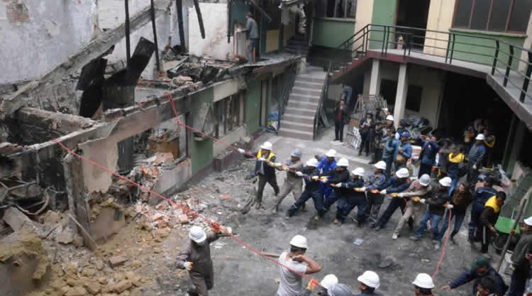 Funcionarios ediles procedieron a demoler parte del inmueble quemado el pasado 11 de noviembre por turbas masistas. 