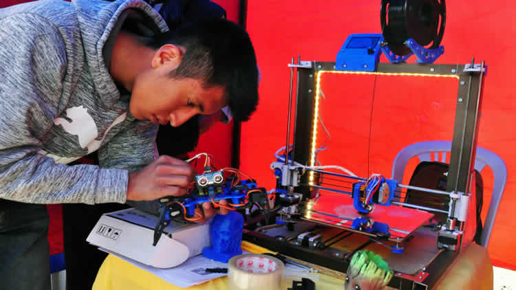 Jóvenes de El Alto mostraron sus habilidades en ingeniería robótica en la Feria tecnológica.