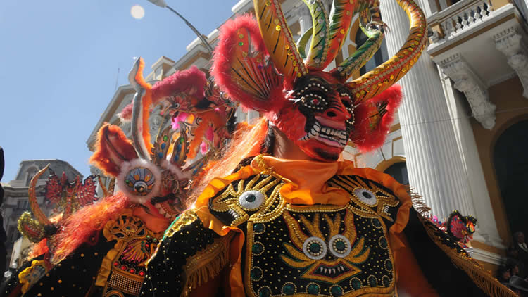 Demostración de la danza Diablada que es parte del Folklore boliviano.