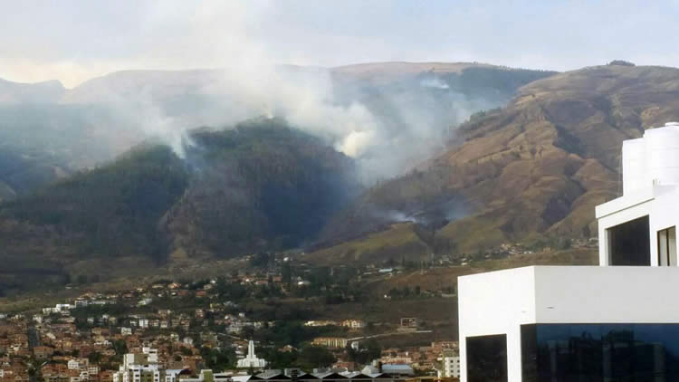 Incendio arrasa Parque Nacional Tunari.