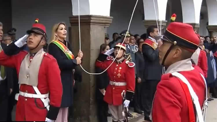 La presidenta Jeanine Ánez realiza la iza de bandera en la plaza principal de Oruro.