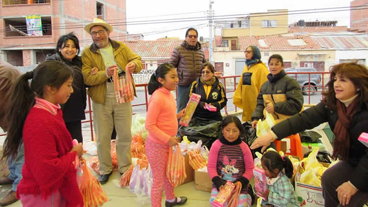 Miembros del club entregando regalos a los niños en Ciudad Satélite.