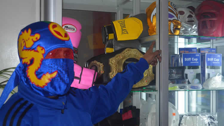 Ninja Boliviano no solo domina el cuadrilátero también confecciona y diseña máscaras.