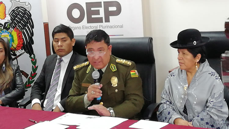 El TSE y el Comandante General de Policía, Yuri Calderón, en conferencia de prensa conjunta.