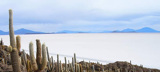 El Salar de Uyuni la mayor planicie de sal de la tierra