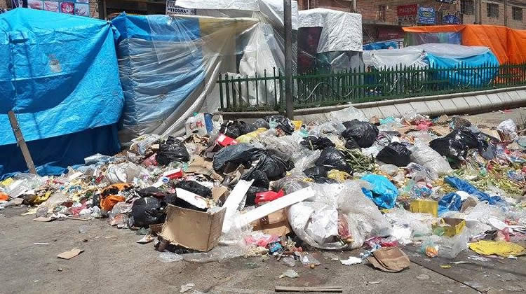 Basura acumulada por el paro de Trebol en la ciudad de El Alto