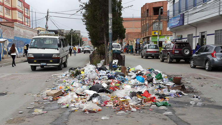Basura se acumula en la ciudad de El Alto.