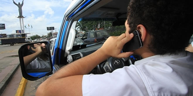 Tránsito pone en marcha prohibición del uso de celular mientras se conduce