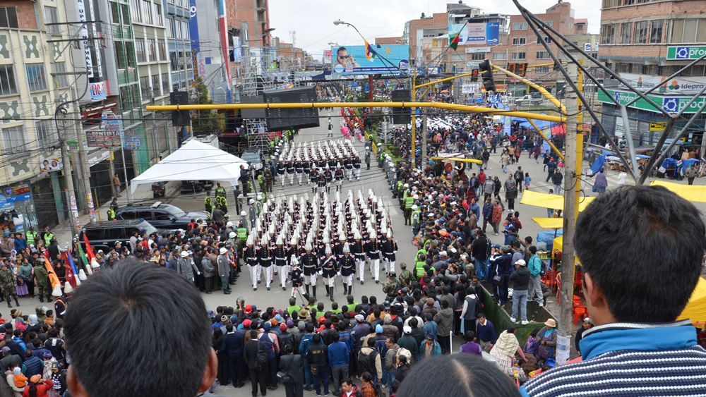 Desfile cívico y militar en homenaje de El Alto el año pasado