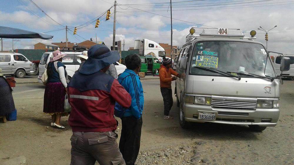 Transporte en extranca de Senkata en El Alto Bolivia.