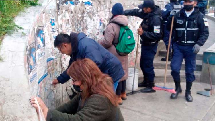 Personal de la alcaldía limpia la Ceja El Alto.
