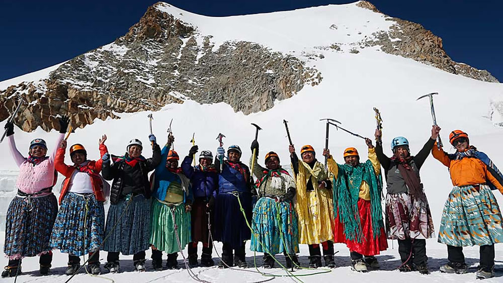 Ascenso de mujeres de polleras al nevado Huayna Potosí.