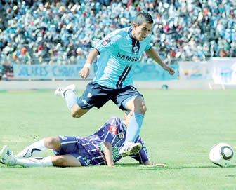 Bolívar mostró poco en el estadio Siles y su victoria, frente a Real Potosí, lo estructuró con jugadas con pelota parada.