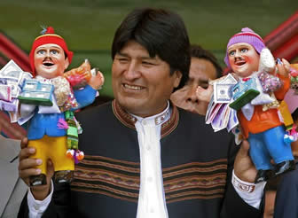 Evo Morales pidió al Ekeko que Bolivia se convierta en el mayor productor de alimentos y tenga grandes industrias hidroeléctricas.