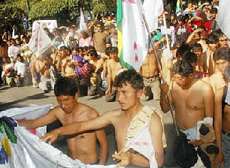 Grupo de campesinos que fue humillado y agredido en la plaza 25 de Mayo en Sucre, Chuquisaca 2008