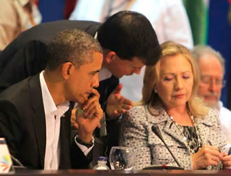 Barack Obama (i), y Hillary Clinton (d), participan de la VI Cumbre de las Américas en Cartagena