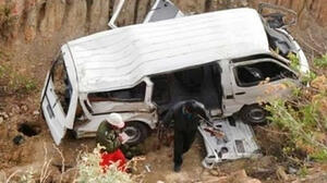 Dos muertos y 9 heridos en embarrancamiento de minibús en los Yungas