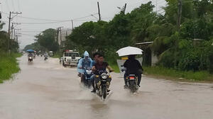 En Trinidad Beni lluvias inundan barrios y viento derrumba árboles