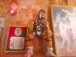 Sombra Vengadora presume su museo de lucha libre boliviana 