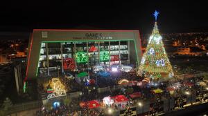 Encienden árbol navideño en el Jach’a Uta