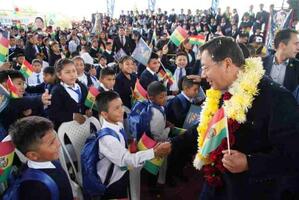 Arce inaugura el año escolar y llama a revolucionar el sistema educativo boliviano