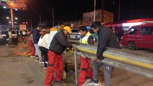 Alcaldía instala barandas en Calle 2 y Kilómetro 7 para evitar que coches giren en “U”