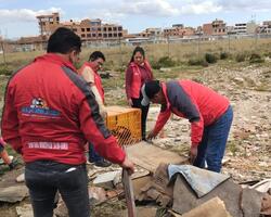 Rescatan a tres cachorros y una perra de la avenida Pucarani