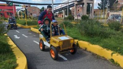Parque Juancito Pinto abre sus puertas para educar a niños con títeres y cochecitos