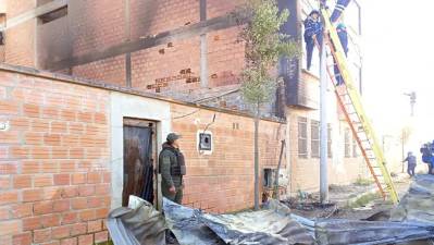 Bomberos sofocan incendio de barraca en la zona Mercedario de El Alto