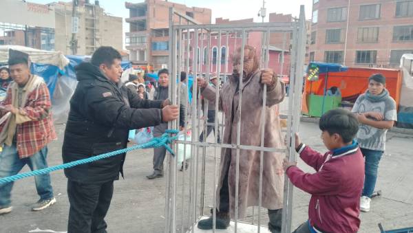 Hombre Lobo, luchador sangriento hizo retumbar la Feria 16 de Julio