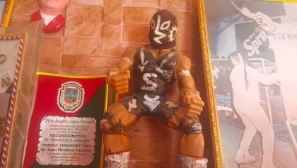 Sombra Vengadora presume su museo de lucha libre boliviana 