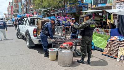 Hallan alimentos vencidos en locales de comida sin licencia en Villa Dolores