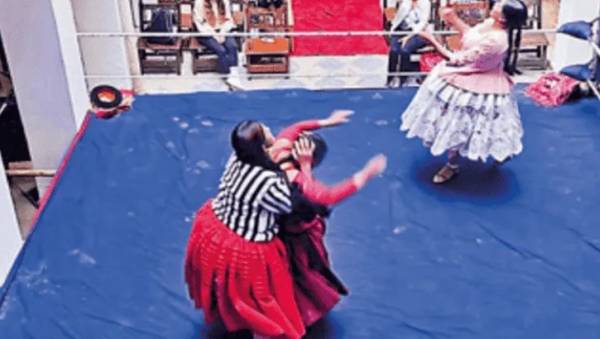 Cholitas luchadoras conquistan la calle Jaen de La Paz