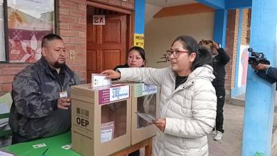 Alcaldesa Copa emite su voto y lamenta que solo en 4 departamentos haya Elecciones Judiciales completas