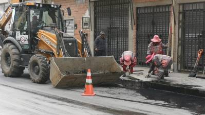 Limpian 45 sumideros en la zona 16 de Julio 