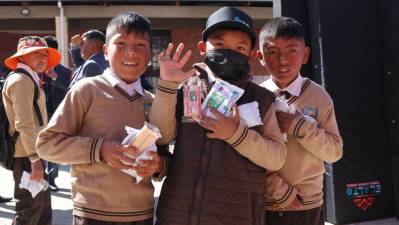 Clases se inician en El Alto con un nutritivo desayuno escolar y la entrega de mobiliario